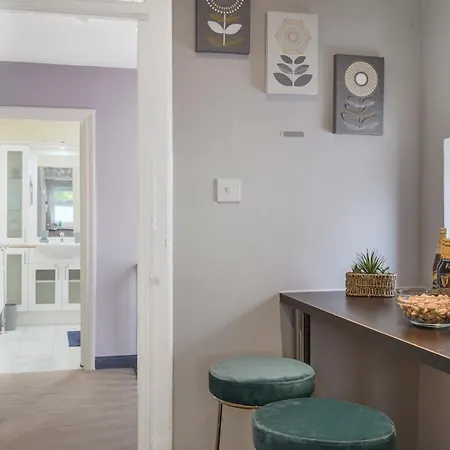 Apartment Newly Renovated Flat In London W/free Parking