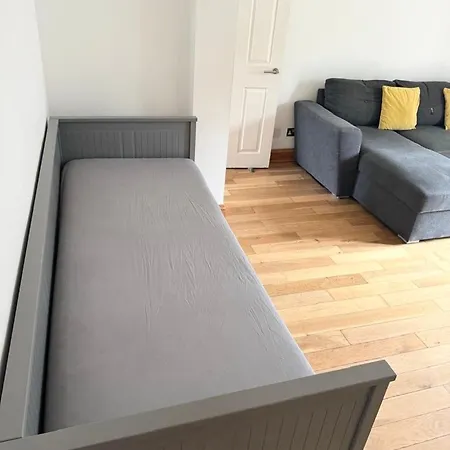 Apartment Beautiful 2 Bedroom Garden Flat W/ Free Parking *