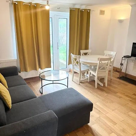 Beautiful 2 Bedroom Garden Flat W/ Free Parking * Surbiton