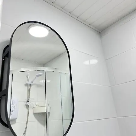 Charming Flat In Apartment Ealing