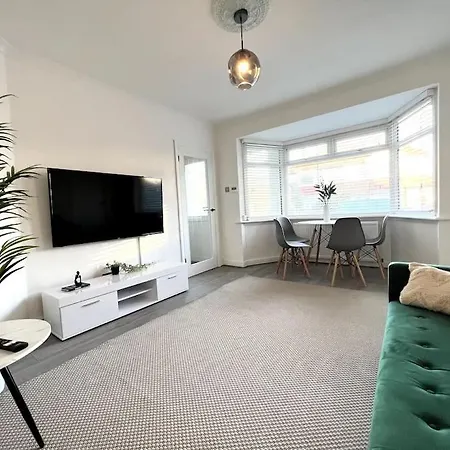 Artlounge-2 Bed Garden Free Parking * Enfield