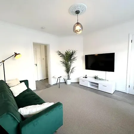 Artlounge-2 Bed Garden Free Parking Apartment Enfield