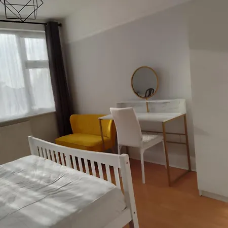 Peaceful In Surbiton, Surrey, Uk Near Chessington World Of Adventure & Wimbledon With Free Parkings Holiday home *