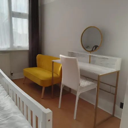 Peaceful In Surbiton, Surrey, Uk Near Chessington World Of Adventure & Wimbledon With Free Parkings Surbiton