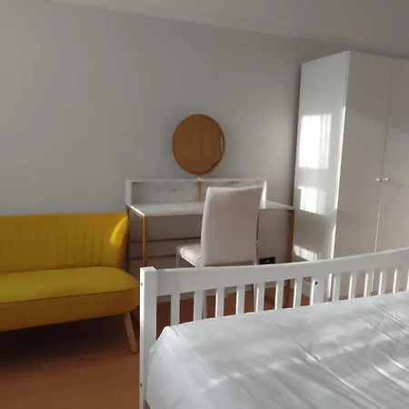 Peaceful In Surbiton, Surrey, Uk Near Chessington World Of Adventure & Wimbledon With Free Parkings *