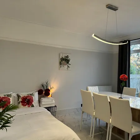 Peaceful In Surbiton, Surrey, Uk Near Chessington World Of Adventure & Wimbledon With Free Parkings *