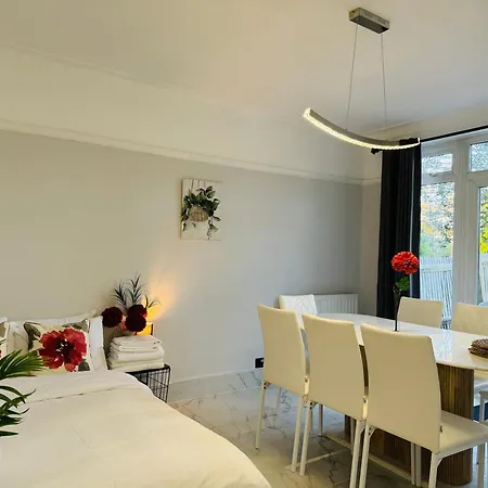 Peaceful In Surbiton, Surrey, Uk Near Chessington World Of Adventure & Wimbledon With Free Parkings *