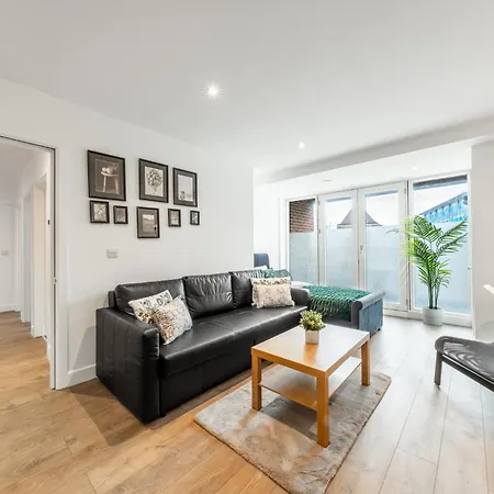 London Station Apartment *