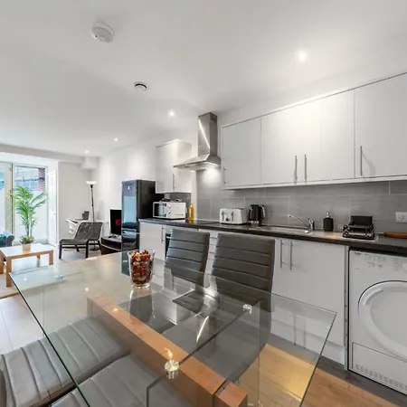 London Station Apartment *