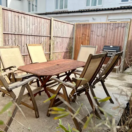 Tranquil Oasis Stylish & Spacious 7bed Maisonette *