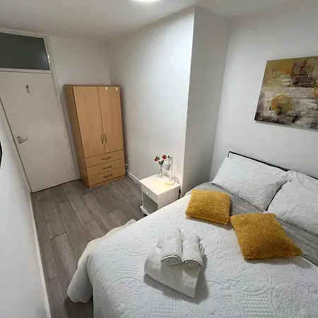 Charm: Spacious 3-bed With Garden Oasis Apartment