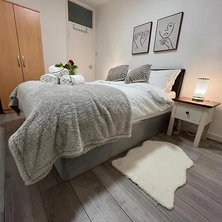 Apartment Charm: Spacious 3-bed With Garden Oasis *