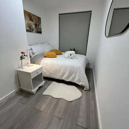 Apartment Charm: Spacious 3-bed With Garden Oasis London