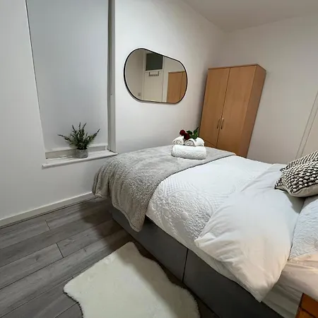 Apartment Charm: Spacious 3-bed With Garden Oasis *