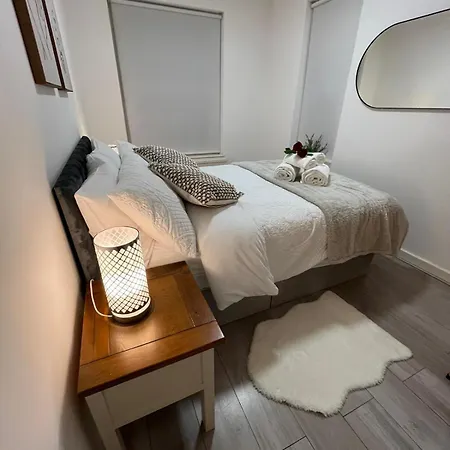 Charm: Spacious 3-bed With Garden Oasis Apartment