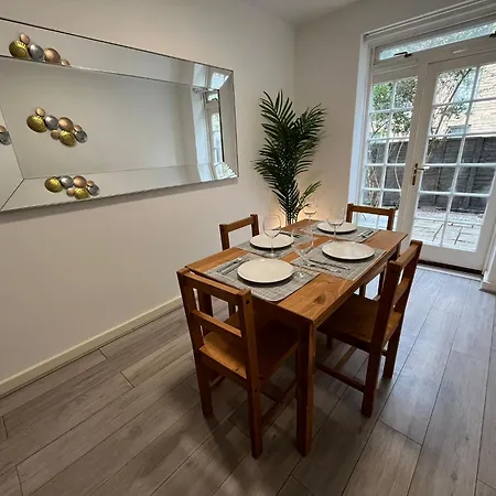 Apartment Charm: Spacious 3-bed With Garden Oasis *