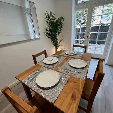 Charm: Spacious 3-bed With Garden Oasis