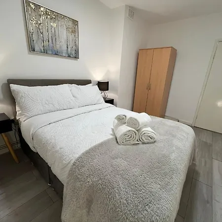 Apartment Charm: Spacious 3-bed With Garden Oasis London