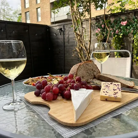 Apartment Charm: Spacious 3-bed With Garden Oasis