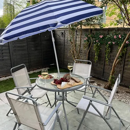 Charm: Spacious 3-bed With Garden Oasis Apartment