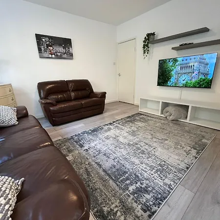 Apartment Charm: Spacious 3-bed With Garden Oasis *