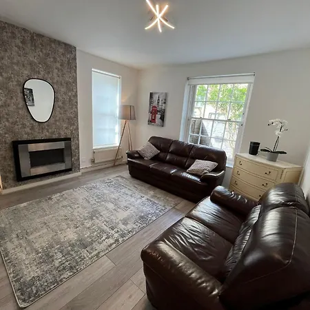 Charm: Spacious 3-bed With Garden Oasis Apartment *
