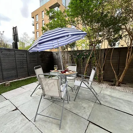 Charm: Spacious 3-bed With Garden Oasis Apartment