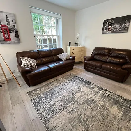 Apartment Charm: Spacious 3-bed With Garden Oasis London