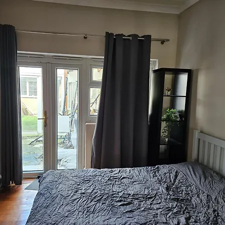 Private Room- Direct Travel Central/ Heathrow Guest house