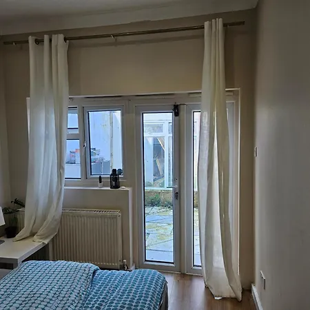 Private Room- Direct Travel Central/ Heathrow