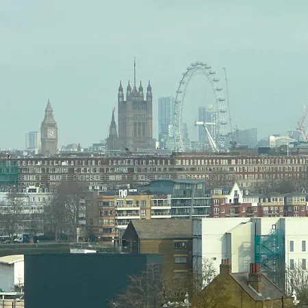 3 Bedroom Penthouse With Private Terrace, Battersea, Nine Elms Apartment *