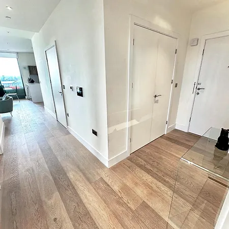 3 Bedroom Penthouse With Private Terrace, Battersea, Nine Elms London