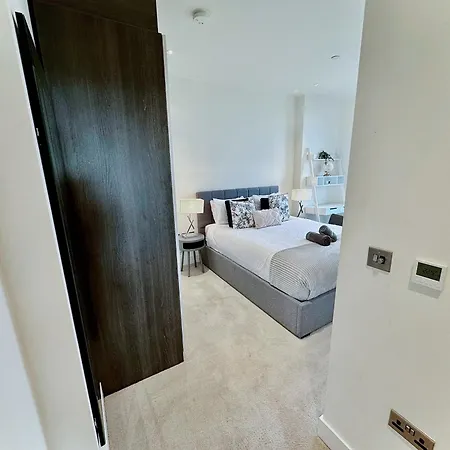 3 Bedroom Penthouse With Private Terrace, Battersea, Nine Elms *
