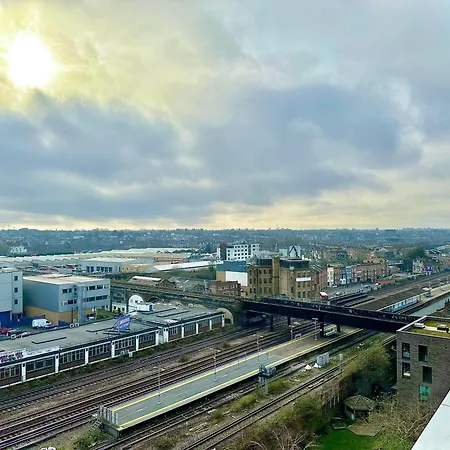 3 Bedroom Penthouse With Private Terrace, Battersea, Nine Elms Apartment