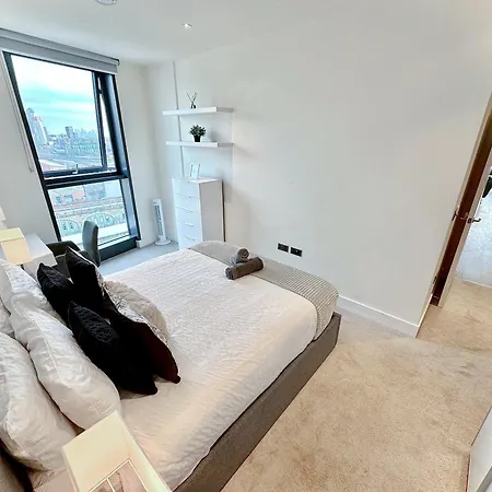 3 Bedroom Penthouse With Private Terrace, Battersea, Nine Elms Apartment *