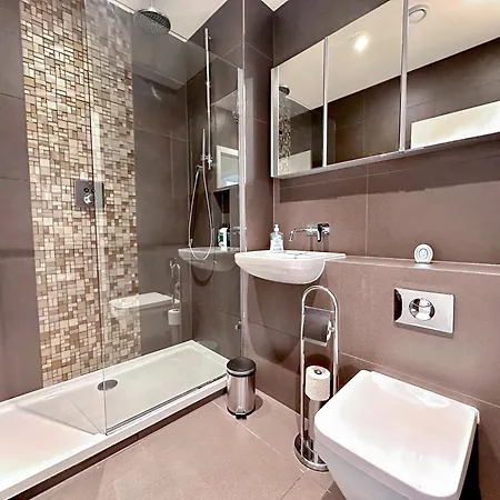 3 Bedroom Penthouse With Private Terrace, Battersea, Nine Elms * London