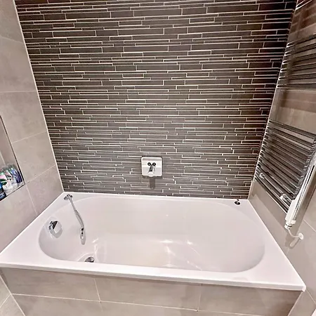 3 Bedroom Penthouse With Private Terrace, Battersea, Nine Elms Apartment *