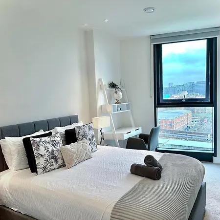 Apartment 3 Bedroom Penthouse With Private Terrace, Battersea, Nine Elms *