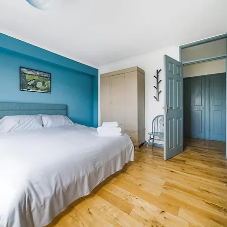 2 Bedroom Central With Views *