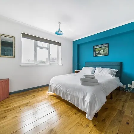 Apartment 2 Bedroom Central With Views *