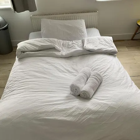 Modern 2 Bed East By Rebby Sleeps 5 Near Canning Town Station Apartment London