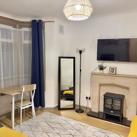 Entire 3 Bedroom With Garden In London Apartment