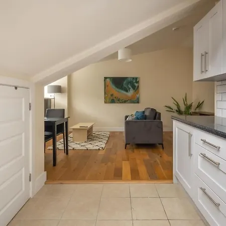 Modern 1 Bed Attic In Brixton Apartment *