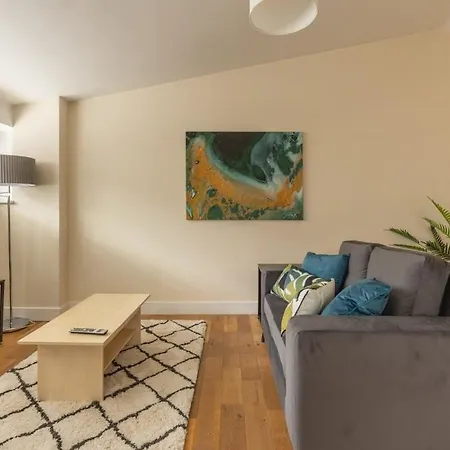 Modern 1 Bed Attic In Brixton *