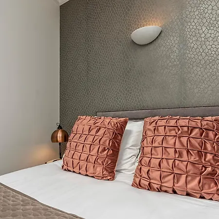 Secret Kensington Garden Mews: Spacious 2-bedroom House With Private Patio Holiday home