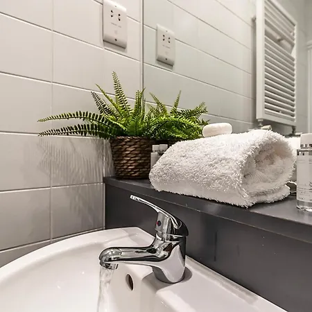 The Secret Kensington Garden Mews-2 Bedroom Full House-2 Train Lines- Spacious-kings Road- Harrods -chelsea Stadium-private Small Patio *