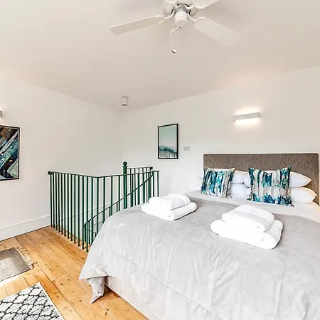 Holiday home Secret Kensington Garden Mews: Spacious 2-bedroom House With Private Patio London