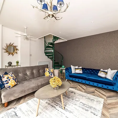 Secret Kensington Garden Mews: Spacious 2-bedroom House With Private Patio Holiday home London