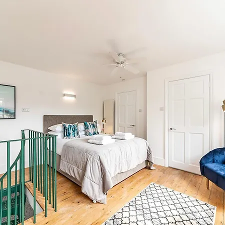 The Secret Kensington Garden Mews-2 Bedroom Full House-2 Train Lines- Spacious-kings Road- Harrods -chelsea Stadium-private Small Patio Londres