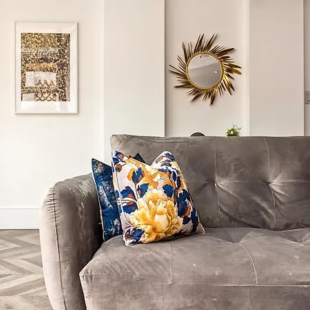 Secret Kensington Garden Mews: Spacious 2-bedroom House With Private Patio *